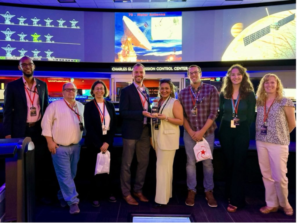 El equipo del Sistema de Datos de Ciencias de la Tierra de la NASA visita el Laboratorio de Propulsión a Chorro de la NASA como parte de su trabajo de transformación de los datos de la Tierra de las colecciones de satélites a las percepciones procesables utilizadas por las comunidades. (Hannah es la segunda por la derecha)